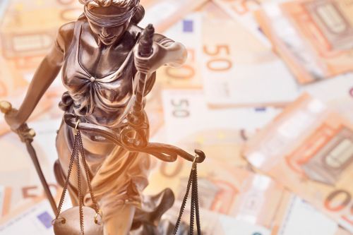 Justitia und Euro-Scheine