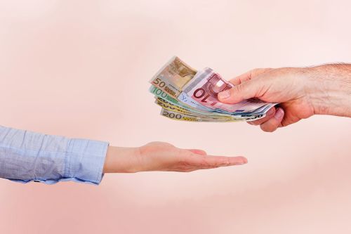 Gelscheine werden überreicht