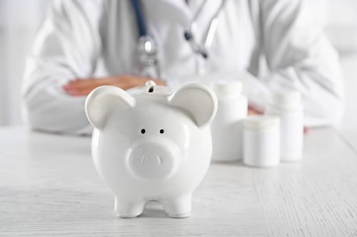 Arzt sitz hinter Sparschwein