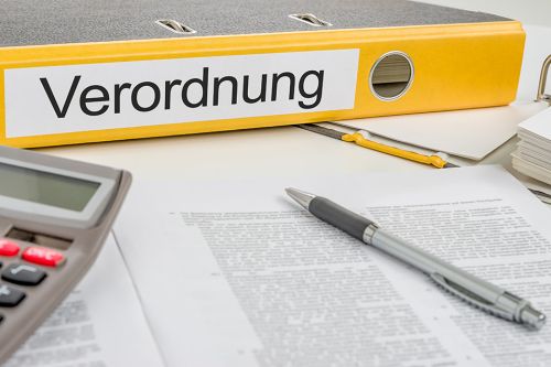 Aktenordner mit Aufschrift Verordnung