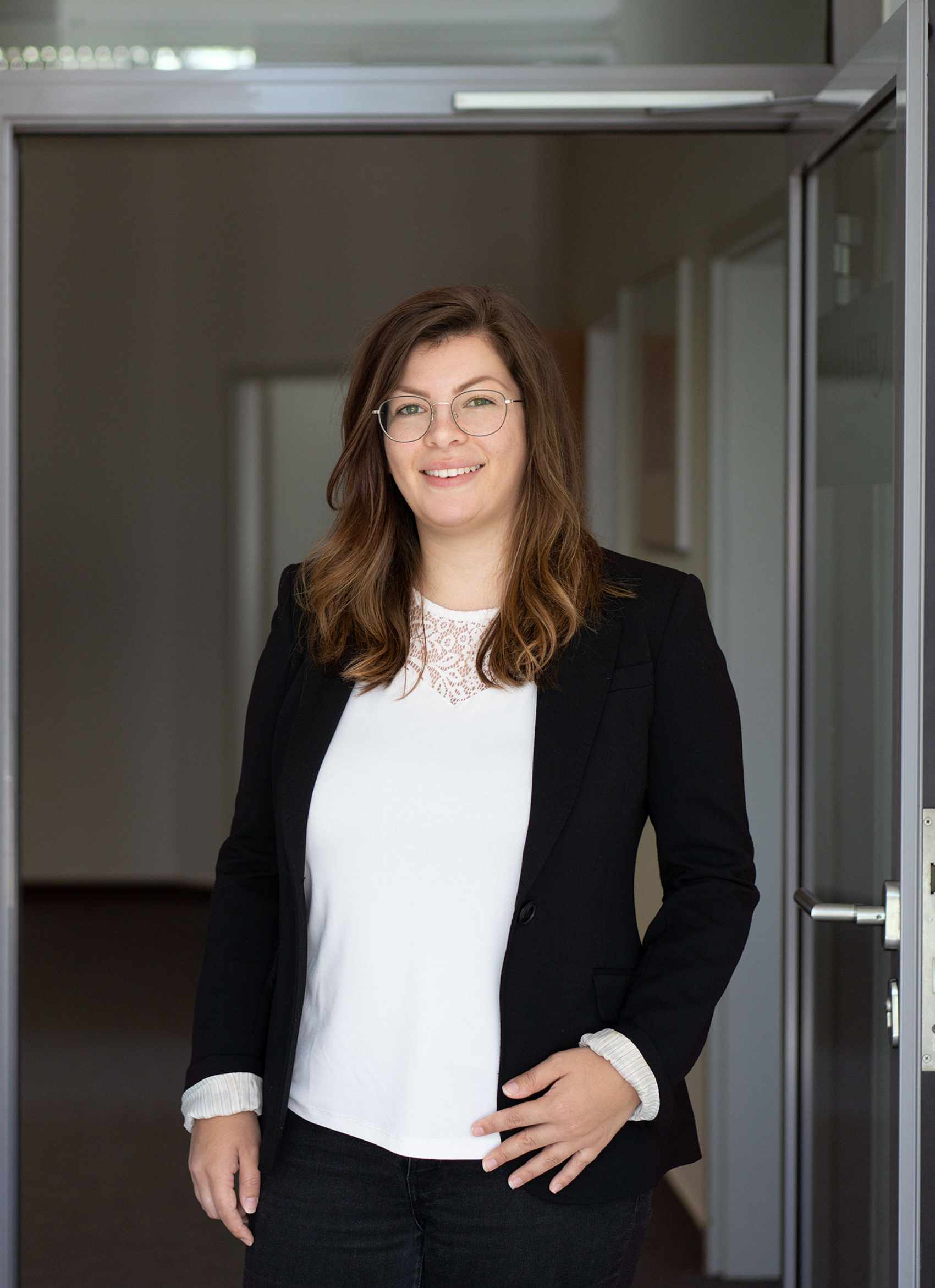 Mitarbeiter, Handschlag und Vertragsangebot am Arbeitsplatz, bei der Einstellung und in der Vorstandsetage für die Rekrutierung.