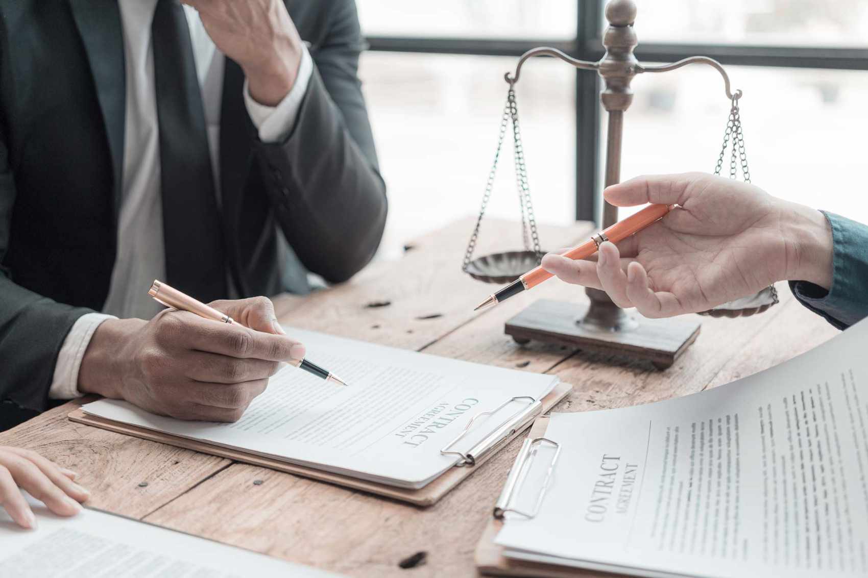 Geschäftsleute und Investoren diskutierten das Joint Venture innerhalb der Rechtsberatungskanzlei